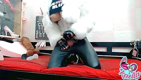 Big ass tattooed girl with round ass 100% fucking a dildo