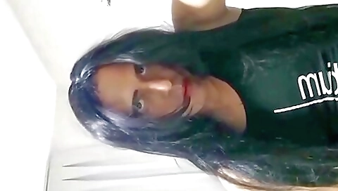 My slutty girlfriend is giving a nice massage to a stud